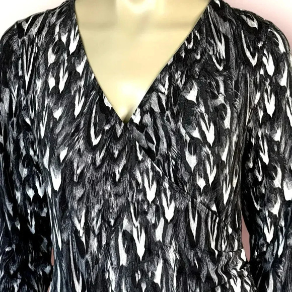 Talbots V Neck Stretchy Knit Faux Wrap Sheath Dress Ruched Size M Abstract Gray - Picture 3 of 16